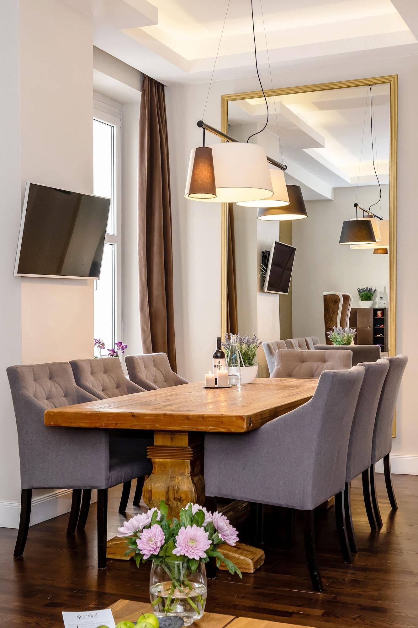 ברלין Arabel Design Apartments מראה חיצוני תמונה A dining room with a television